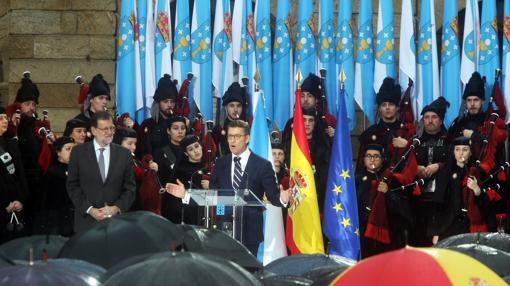 Feijóo, junto a Rajoy, en el acto celebrado en la plaza del Obradoiro