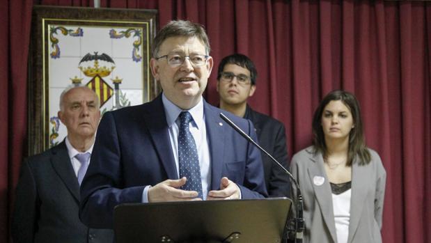 Imagen de Ximo Puig en un acto junto al alcalde de Morella (detrás con gafas)