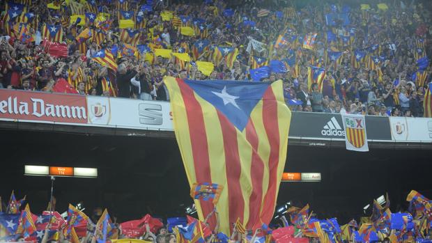 Aficionados del Barcelona en el Camp Nou, durante la pitada al himno