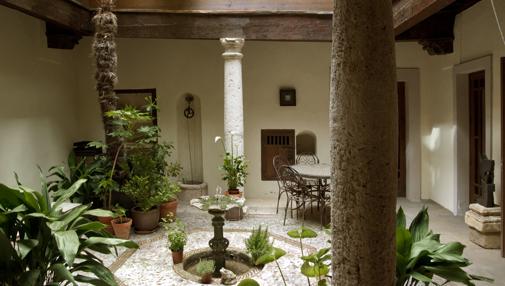 Los patios, hoy rehabilitados en su mayoría, son elemento arquitectónico singular de la arquitectura del Casco Histórico de Toledo.