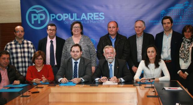 Alcaldes y representantes del PP, ayer junto a Núñez y Ramos, en Toledo