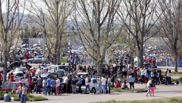 Macrobotellón celebrado en La Peraleda con motivo del ITI, la fiesta organizada por los alumnos de la Escuela de Ingeniería Técnica Industrial