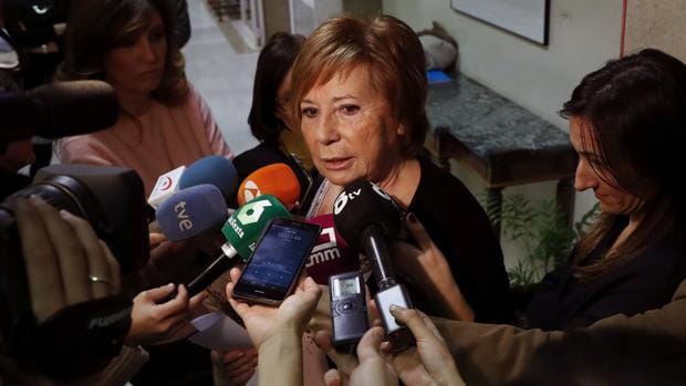 Celia Villalobos, el pasado jueves, en los pasillos del Congreso de los Diputados