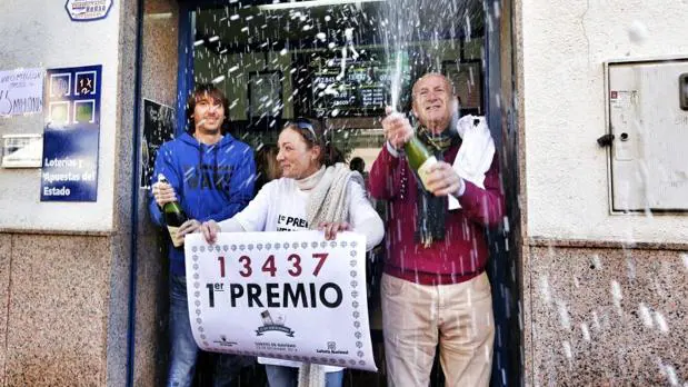 Celebración de un primer premio de la Loteria de Navidad en l'Eliana (Valencia)