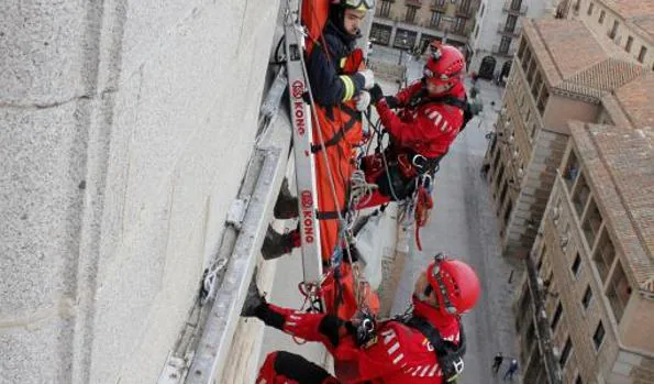 Bomberos realizan una exhibición en el Alcázar de Toledo durante las Jornadas de Rescate en Altura de 2015