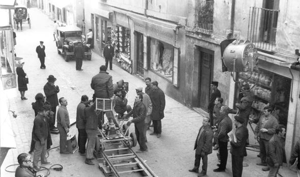 Rodaje de Trista en la calle Santo Tomé (a la izquierda Fernando Rey, subido a una tarima mientras Mary Ellen Mark le fotografiaba)