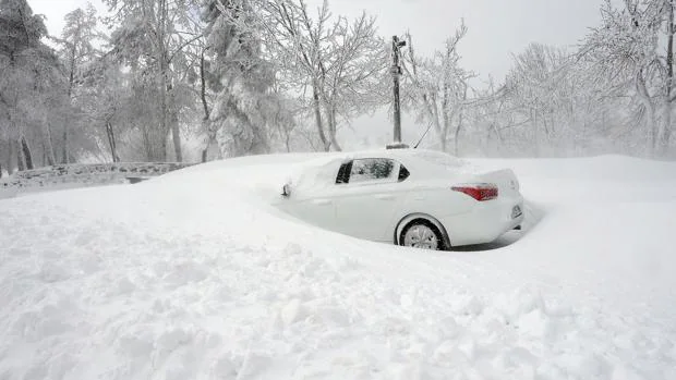 Un coche atrapado a causa de una fuerte nevada