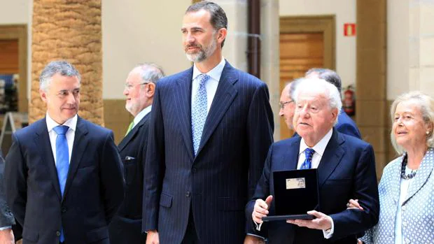 El Rey con el lendakari, Iñigo Urkullu, y el empresario catalán José Ferrer Sala, presidente de honor del Grupo Freixenet, el pasado julio en Deusto
