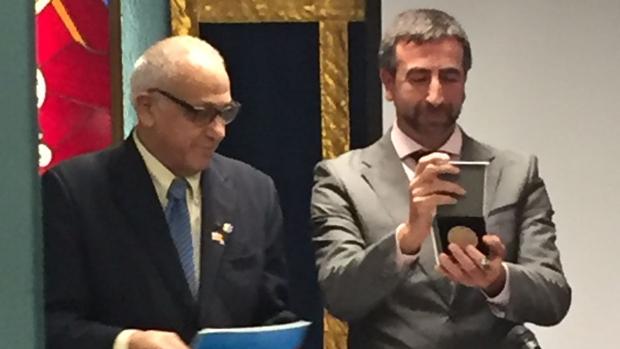 José Ignacio Carmona recibe la medalla de manos de Abraham Haim