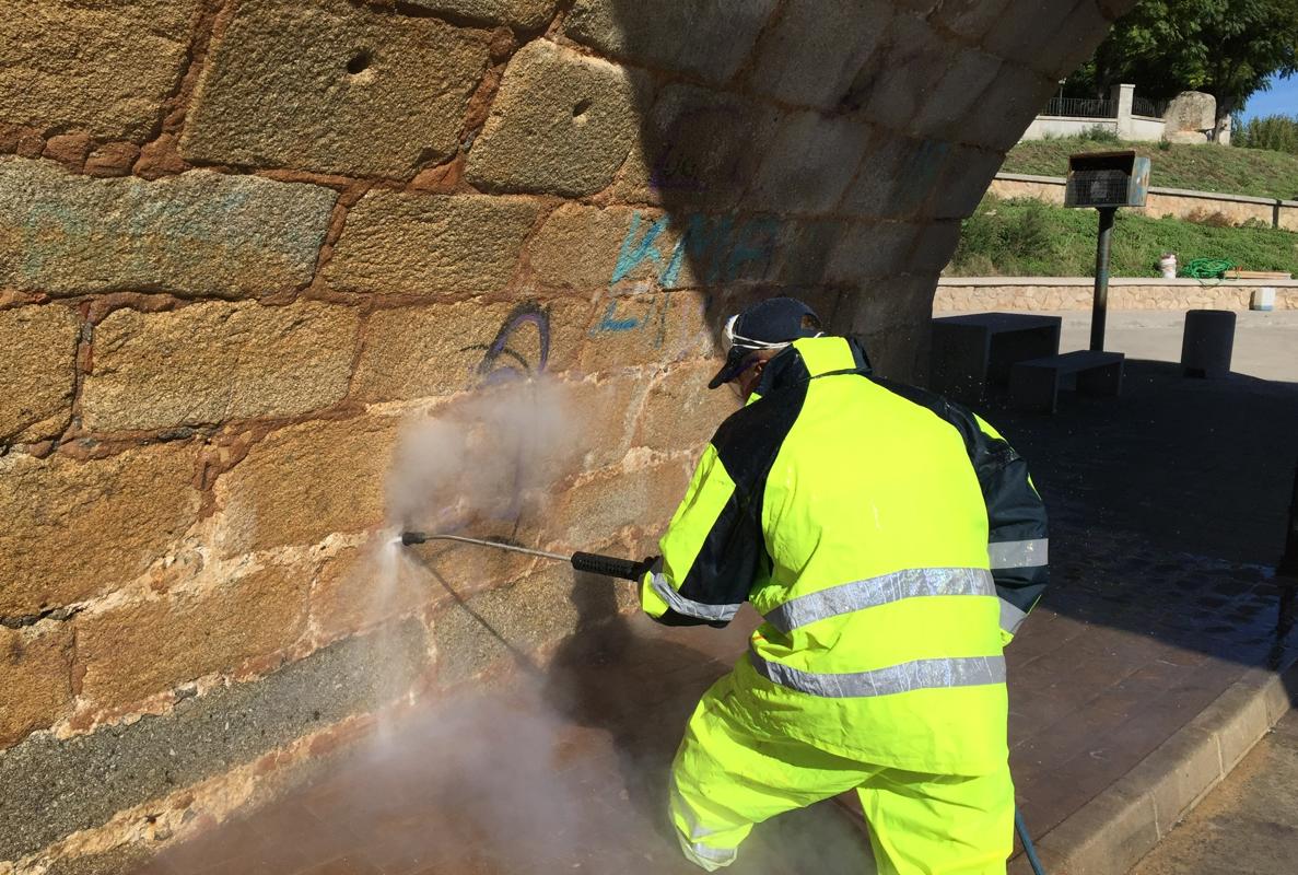 Un operario aplica agua caliente a presión