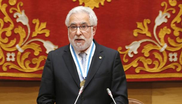 El presidente del Parlamento de Galicia, Miguel Santalices, durante su discurso de ayer