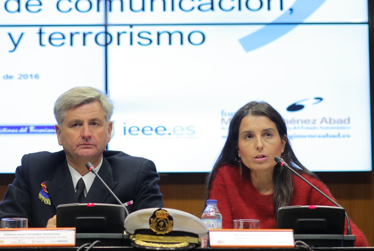 Montserrat Lluis durante su intervención, junto al capitán de fragata y analista Federico Aznar