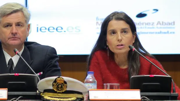 Montserrat Lluis durante su intervención, junto al capitán de fragata y analista Federico Aznar