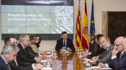 Imagen de la reunión del pacto contra la pobreza energética