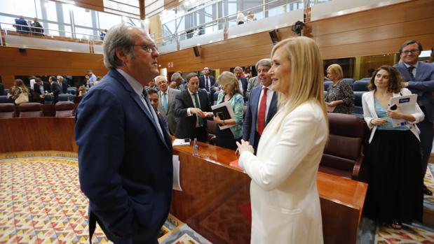 Ángel Gabilondo conversa con Cristina Cifuentes en la Asamblea de Madrid