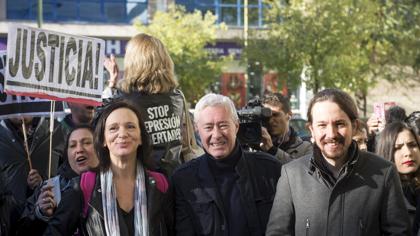 Jorge Vestrynge, entre Pablo Iglesias y Carolina Bescansa en la concentración de hoy ante los juzgados