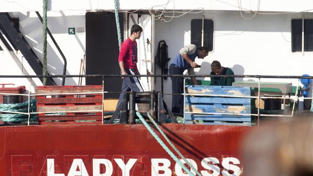 Tres de los tripulantes del mercante «Lady Boss», ayer en Marín (Pontevedra)
