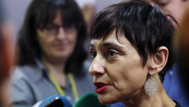 La diputada socialista Rocío de Frutos responde a las preguntas de los periodistas en los pasillos del Congreso horas antes de la sesión de investidura en la que votó «no» a Mariano Rajoy