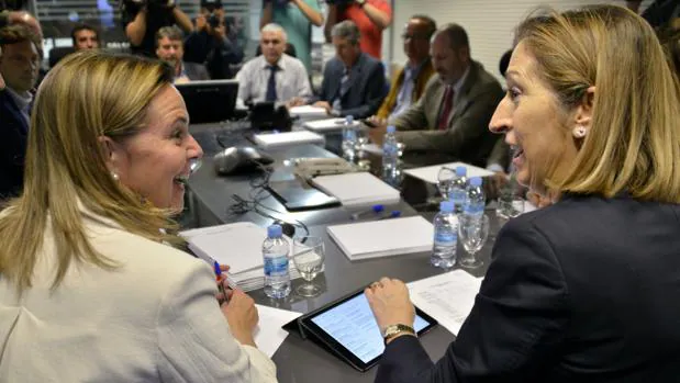 María Salom, junto a la actual presidenta del Congreso, Ana Pastor, en una imagen de 2015