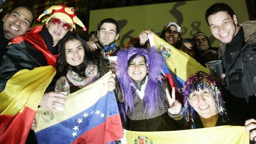 Varios venezolanos festejan la entrada del nuevo años en la Puerta del Sol