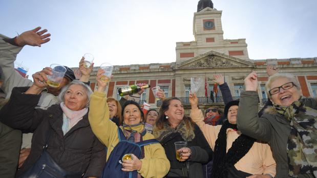 Varias personas festejan el aniversario del reloj en la Puerta del Sol