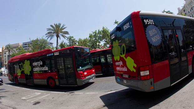 Imagen de archivo de varios autobuses de la EMT