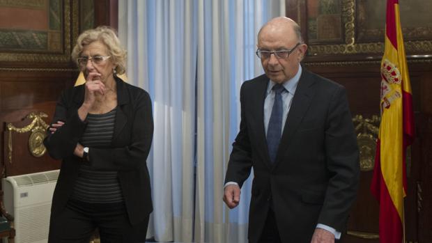 Carmena cede ante Montoro: cambiará el Plan Económico Financiero de Madrid