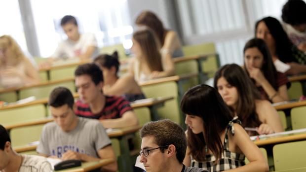Los sindicatos acusan a la Conselleria de Educación de ningunearles y vulnerar la negociación colectiva