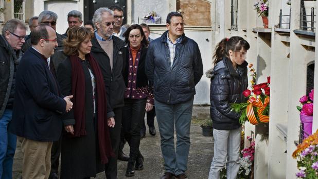 Ofrenda de flores a la tumba de Ernest Lluch en el XVI aniversario de su muerte