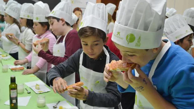 Escolares cocinando y disfrutando en la Escuela de Hostelería