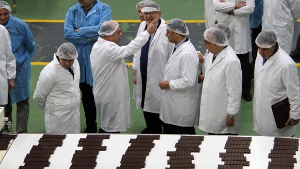 Pedro López atiende a una visita institucional de la Generalitat a Chocolates Valor