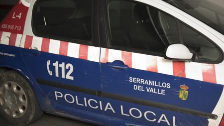 Uno de los dos coches de la Policía Local, averiado