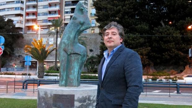 Martín Sanz, junto a la escultura «Despertar», de Margot, uno de los personajes de su libro