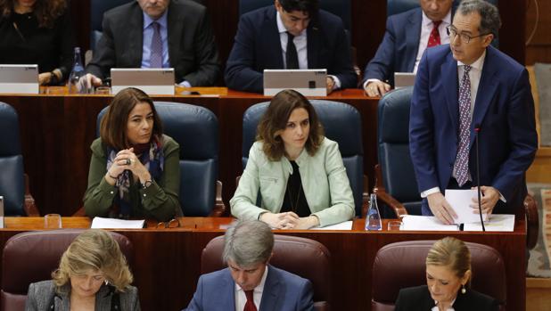 Los diputados regionales Elena González-Moñux (izq.), Isabel Díaz Ayuso (centro) y Enrique Ossorio(dcha), en la Asamblea de Madrid