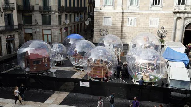 El pesebre instalado en la Plaza Sant Jaume de Barcelona, presenta diferentes escenas dentro de grandes bolas inflables