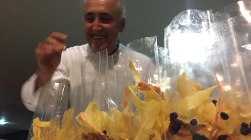 Adolfo Muñoz con sus palomitas preparadas para no dar sed