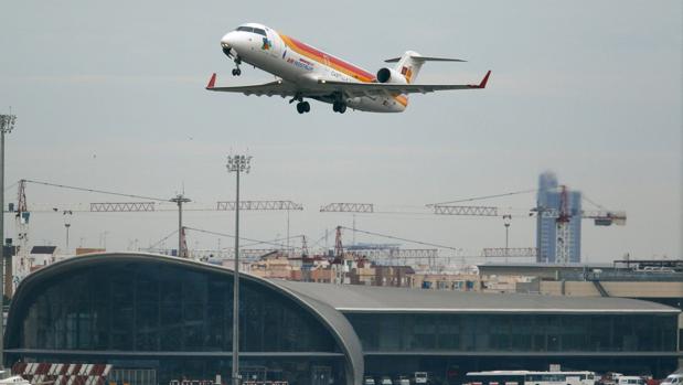 Imagen de un avión de la aerolínea Air Nostrum en el despegue en el aeropuerto de Valencia