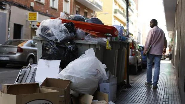Cajas de cartón y basura acumulada en una calle de Villaverde