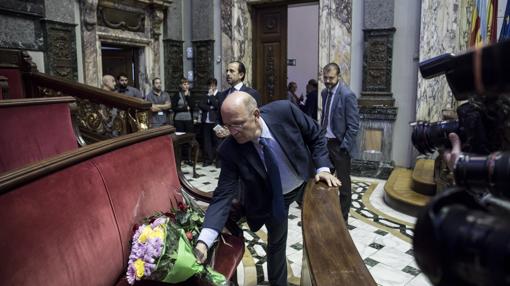 Bancada de los concejales del PP con flores