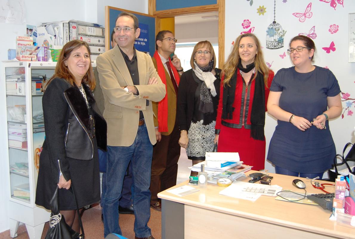 Leal y García Aranda (a la izquierda de la foto), durante una visita al Centro de Especialidades