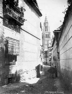 Calle de Santa Isabel, fotografiada por Casiano Alguacil, donde se encontraba la pensión de las hermanas Figueroa, en la que Galdós escribió parte de esta novela. (Archivo Municipal de Toledo)