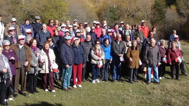 Un gruporealiza una de las rutas de senderismo del programa «Mayores en Marcha» en Uña