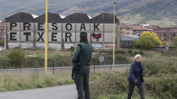 Un agente de la Guardia Civil, en la localidad navarra de Alsasua