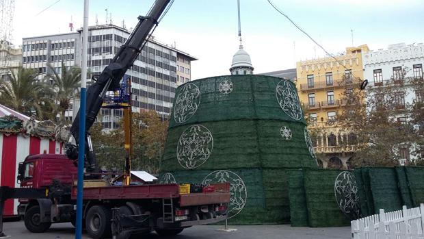 Imatge de l'arbre nadalenc a la plça de l'Ajuntament de València