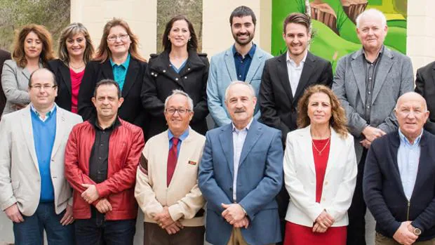 El alcalde, Antonio Pérez (centro, con bigote), junto a compañeros de candidatura en las elecciones