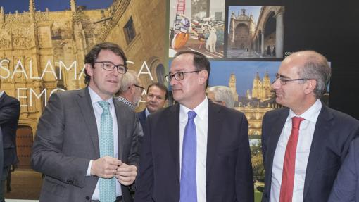 l alcalde de Salamanca, Alfonso Fernández Mañueco, y el presidente de la Diputación salmantina, Javier Iglesias, conversan con el director de Patrimonio y Urbanismo de Adif, Alfredo Cabello