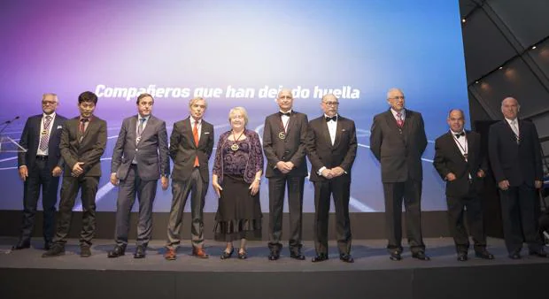 Joma, la empresa que fundó y dirige Fructuoso López (el cuarto por la derecha), premió a nueve personas relacionadas con la entidad