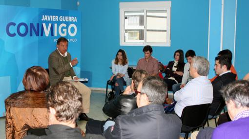 Javier Guerra, ayer en la Asociación de Vecinos de Coia