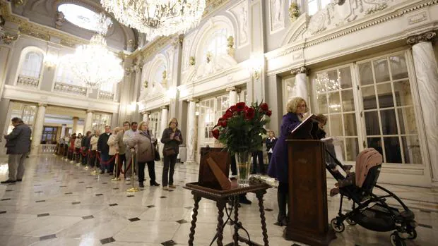 Imagen de la cola para firmar en el libro de condolencias por Barberá en el Ayuntamiento de Valencia