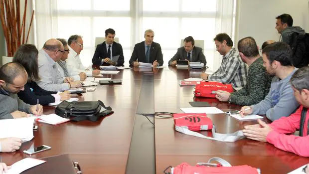 Momento de la reunión entre el conselleiro de Industria, Francisco Conde, y el comité de empresa